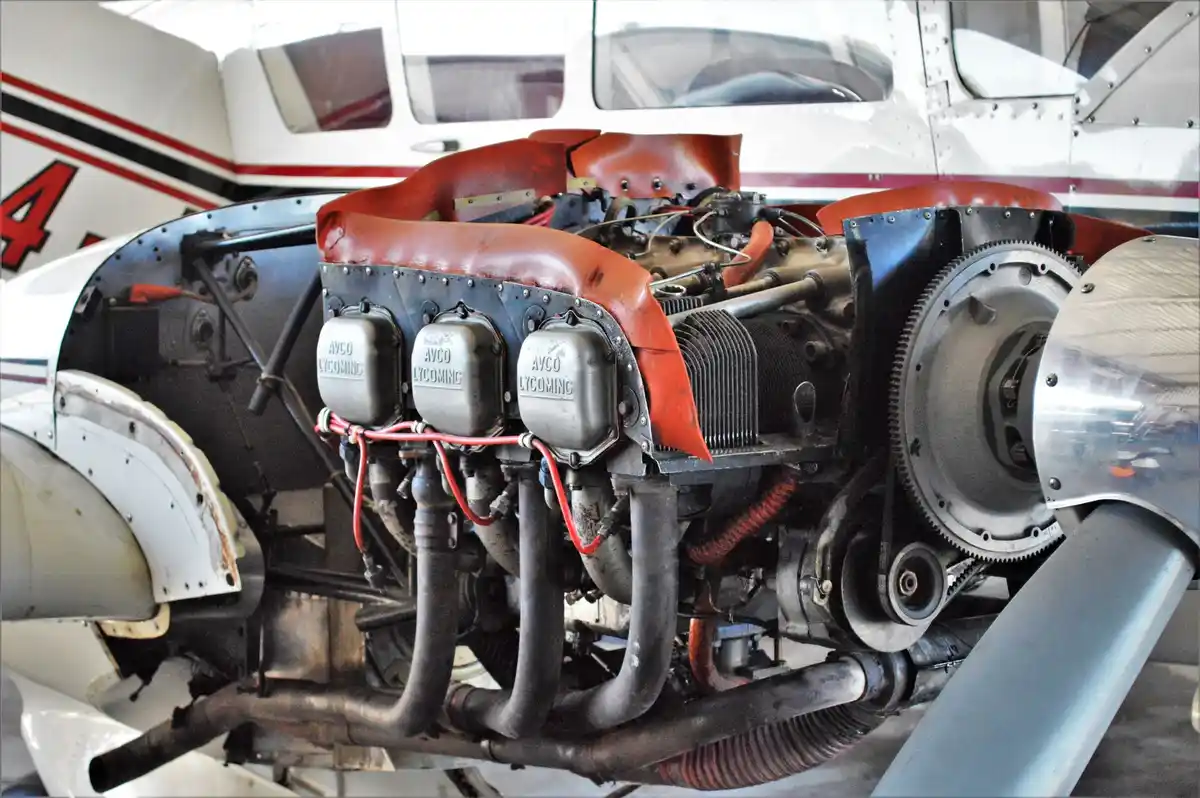 Compartiment moteur d’une voiture sortie d’un long remisage