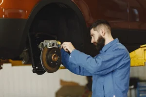 Changer ses plaquettes de frein soi-même : le guide complet pour économiser 100 €